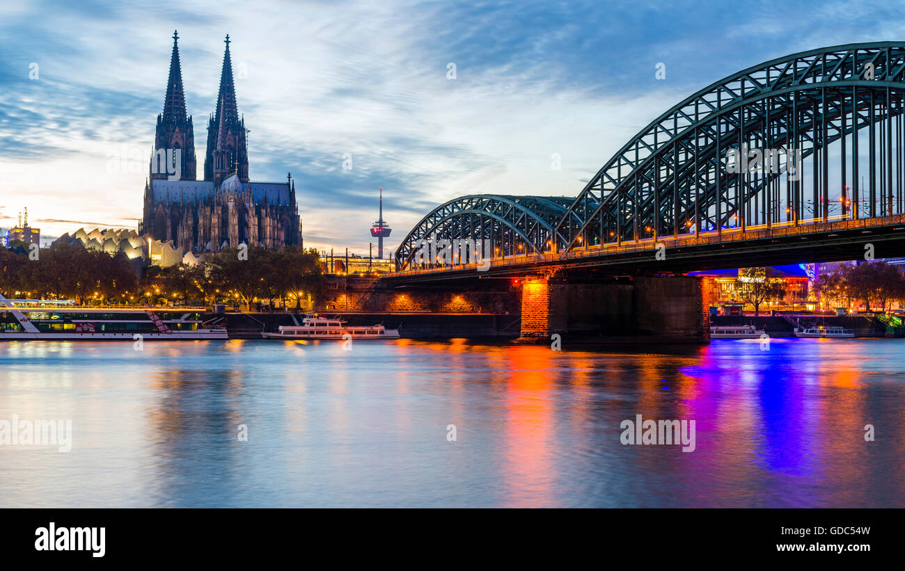 Rhin, la cathédrale de Cologne, Cologne,Hohenzollernbrücke,Rhénanie du Nord-Westphalie,Allemagne,en Europe Banque D'Images