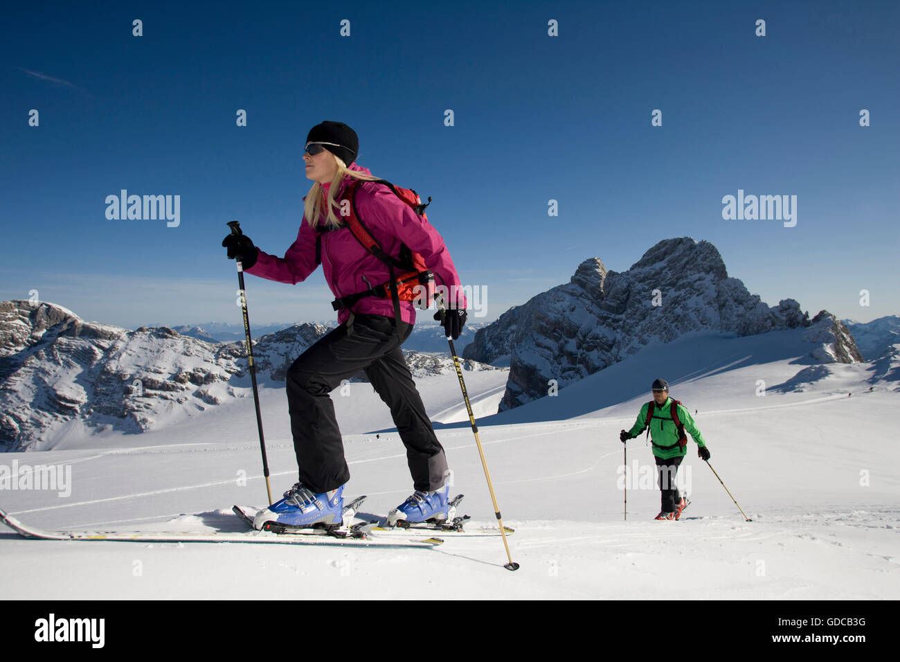 Tour de ski,homme,femme,couple,sport,hiver,Styrie Dachstein Autriche,Montagne Banque D'Images