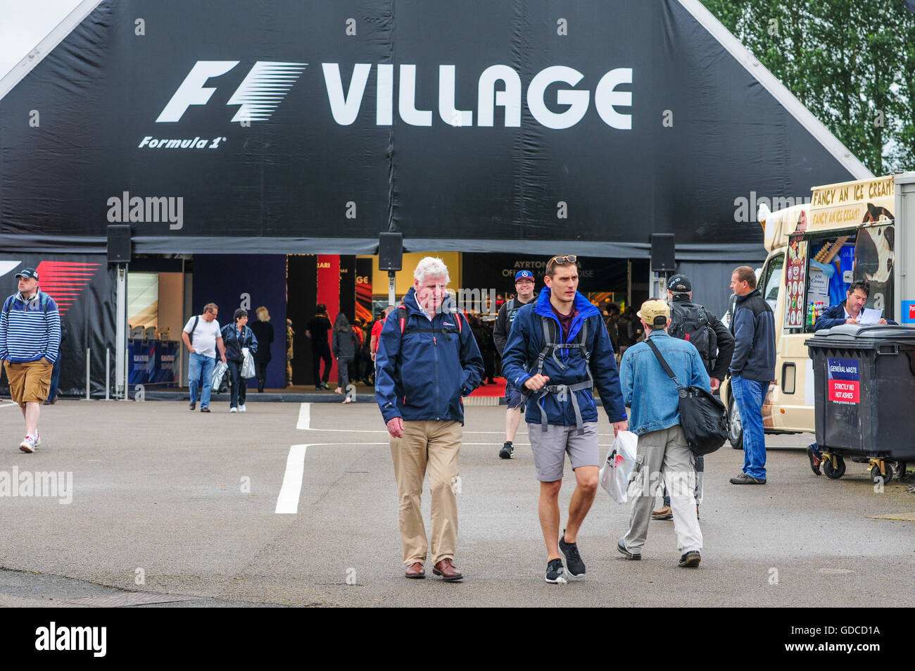 Fans à Silverstone lors de la F1 Formula One week-end Banque D'Images