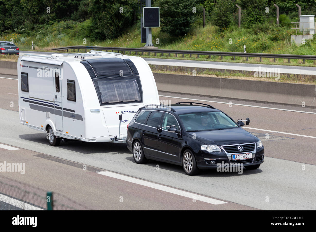 Volkswagen Passat la traction d'une caravane Banque D'Images