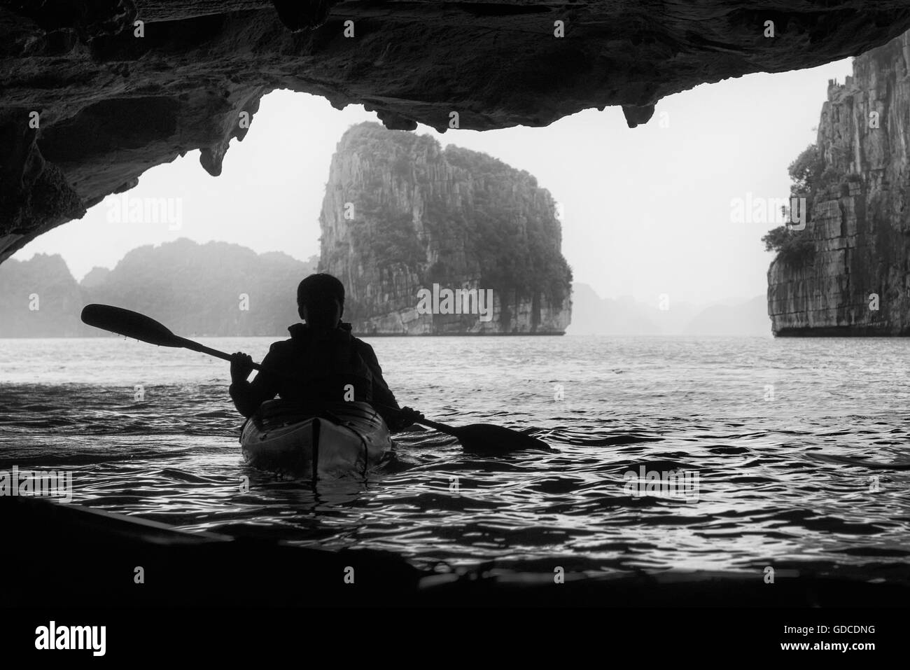 Kayak dans une grotte dans la baie d'Ha Long, Vietnam Banque D'Images