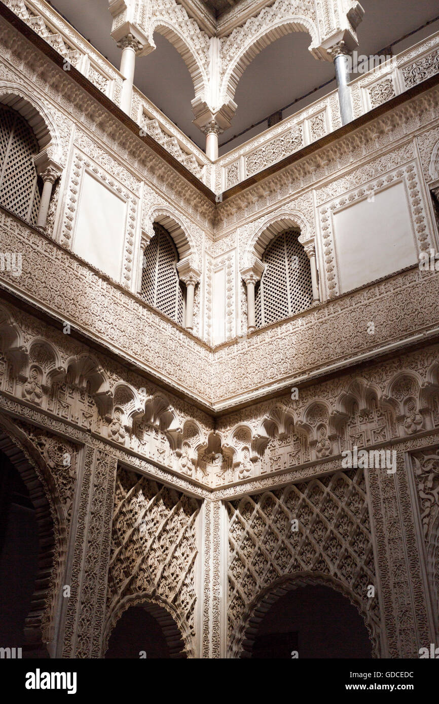 Détail de la décoration de la plâtre majestueux Patio de las Munecas, Alcazar de Séville, Espagne Banque D'Images