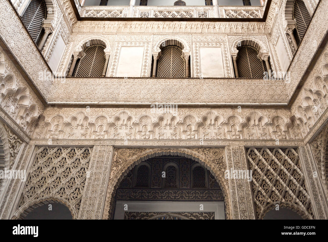 Vue sur les majestueuses plâtre décoration du Patio de las Munecas, Alcazar de Séville, Espagne Banque D'Images