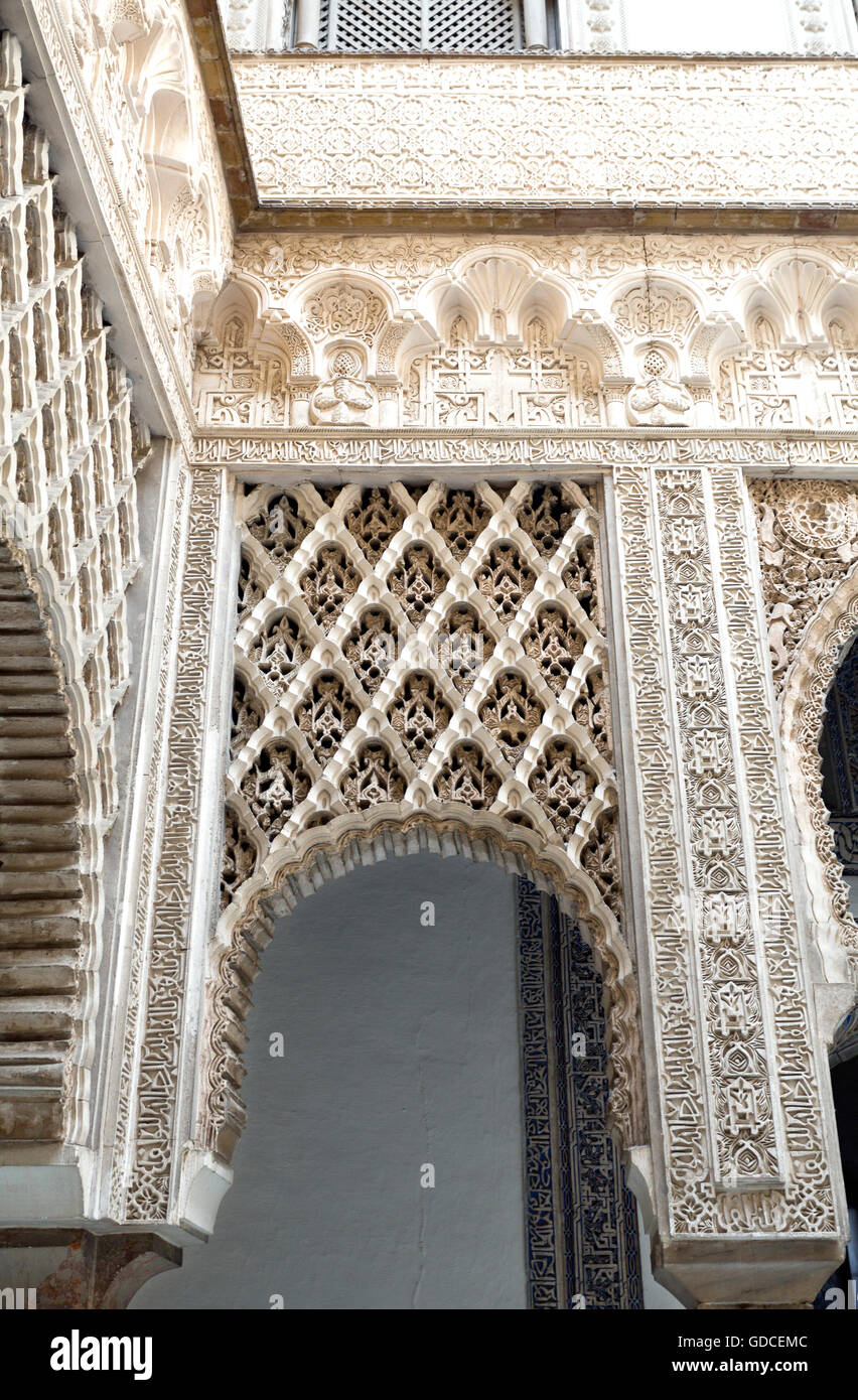 Détail de la décoration de la plâtre majestueux Patio de las Munecas, Alcazar de Séville, Espagne Banque D'Images