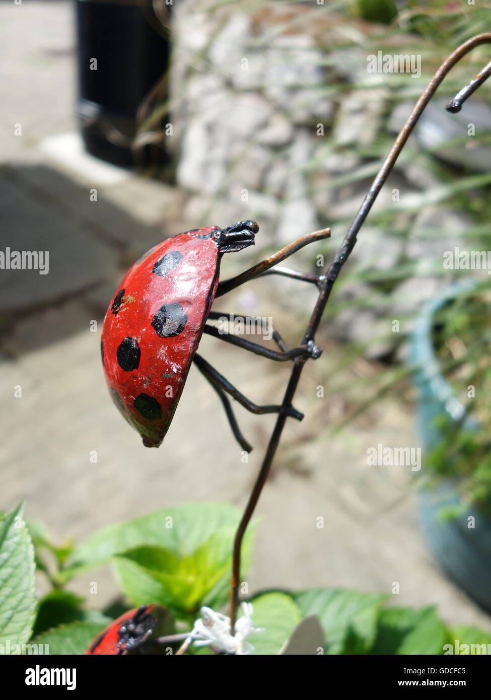 Un metal sculpture ladybird Banque D'Images
