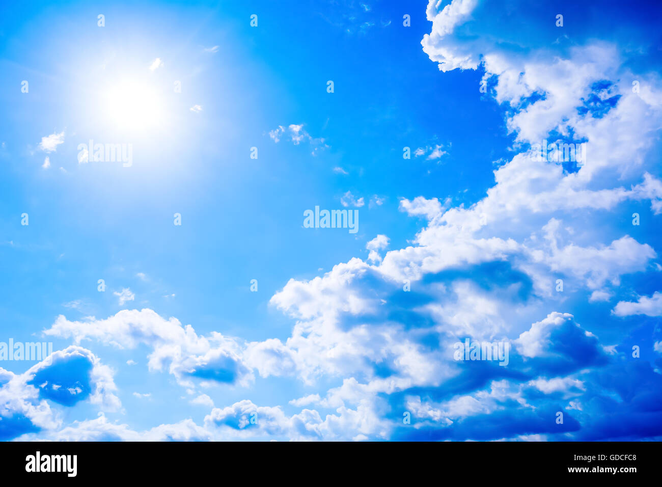 Ciel bleu du registre avec des nuages et rayons de soleil. Beau fond de ciel bleu nuageux Banque D'Images