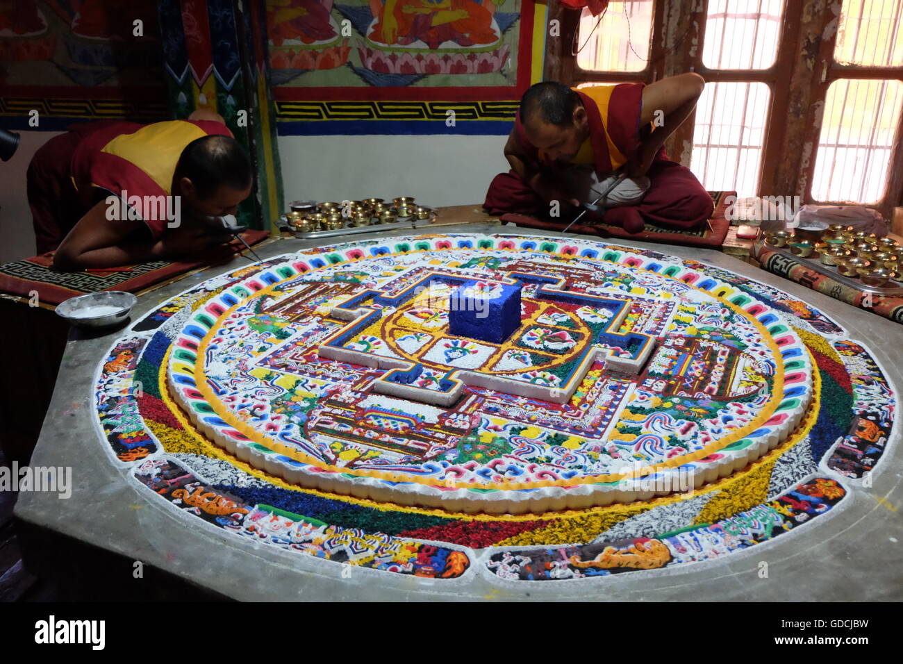 Faire un Mandala- Samtanling Gompa, Ladakh Banque D'Images