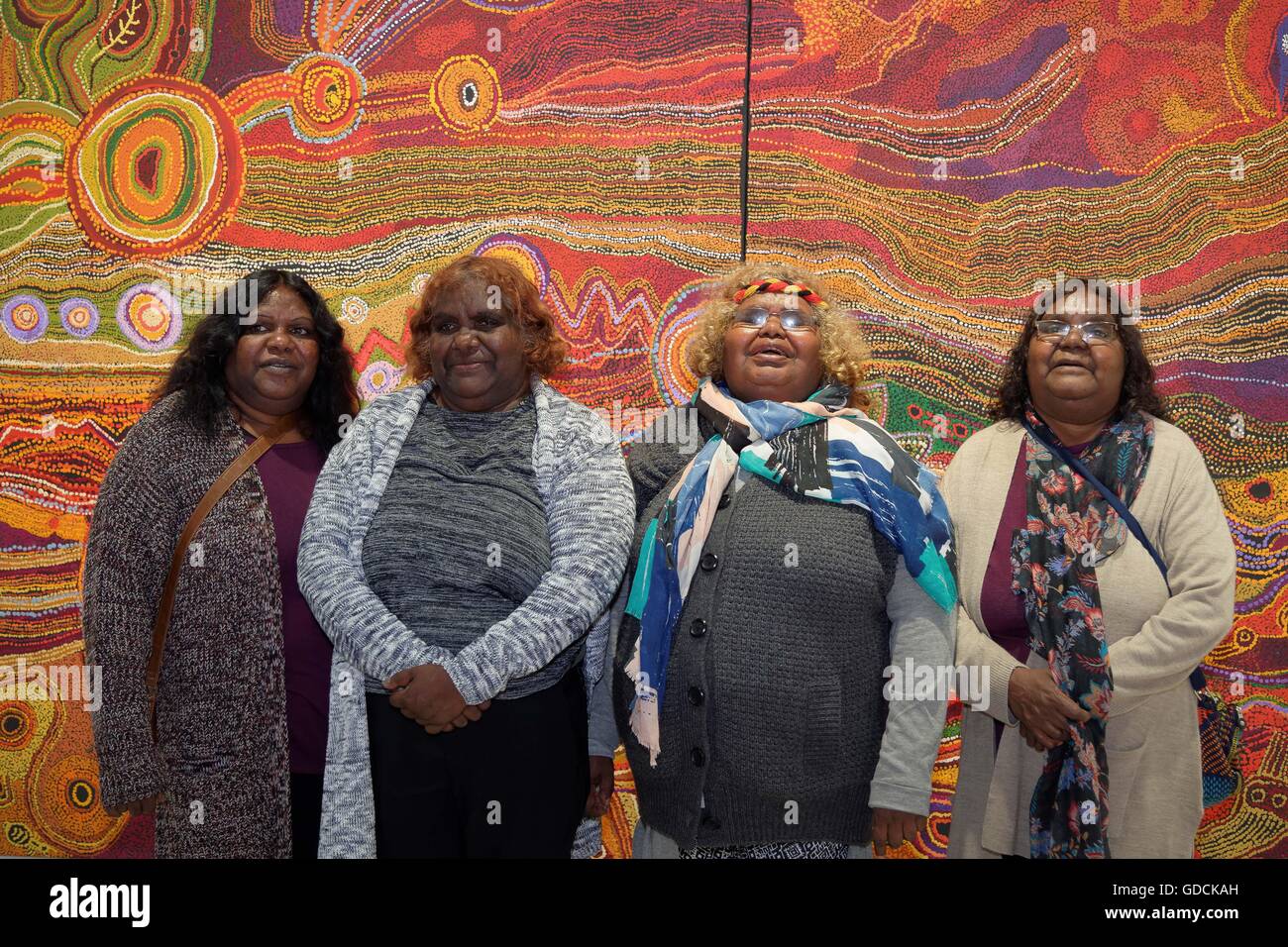 L'Australie. 15 juillet, 2016. Quatre sœurs de la famille de Ken qui vivent dans les collectivités autochtones éloignées de l'Amata dans les terres de Pitjantjatjara Yankunytjatjara Anangu posent pour les photos après l'attribution du Prix Wynne 2016 ($50 000) avec leur toile de collaboration "sept soeurs" une histoire sur la protection de la famille et de l'enseignement l'autre. © Hugh Peterswald/Pacific Press/Alamy Live News Banque D'Images