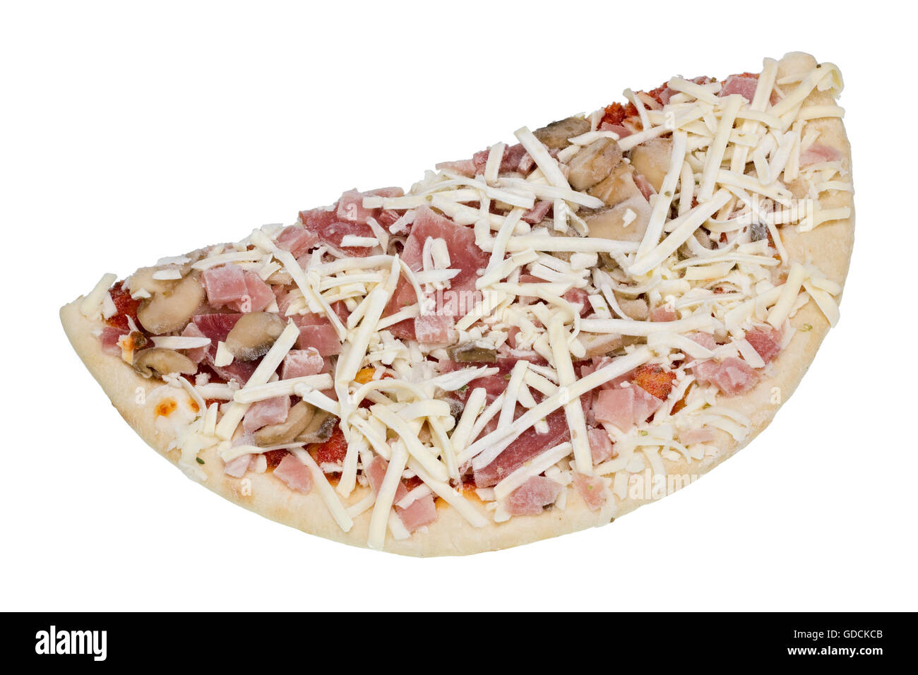 La moitié de la production de masse congelée pizza aux champignons, jambon, mozzarella et un un paprika. Isolated on white Banque D'Images