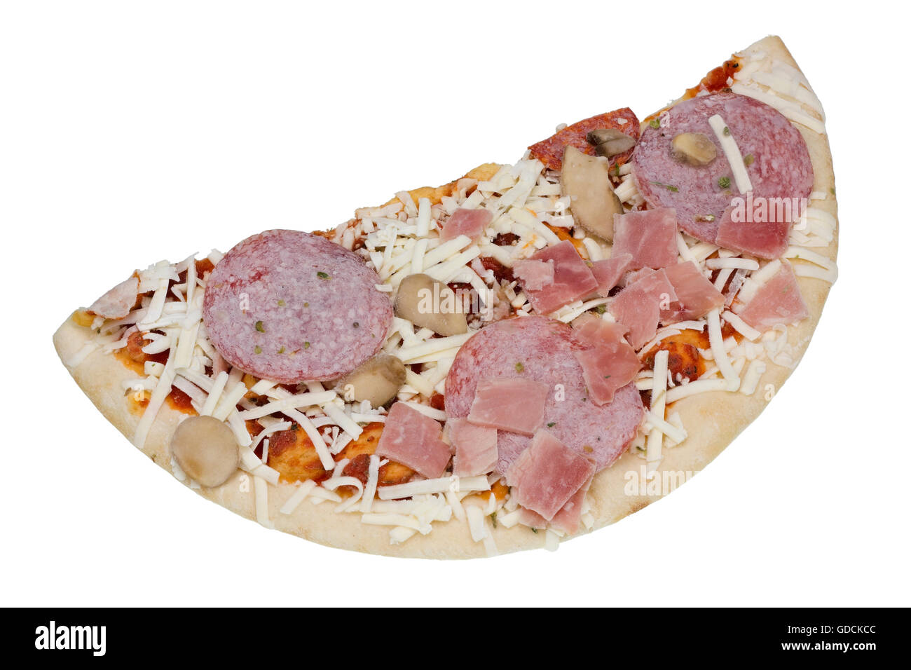 La moitié de la production de masse congelée pizza aux champignons, de salami, de jambon et de mozzarella. Isolated on white Banque D'Images