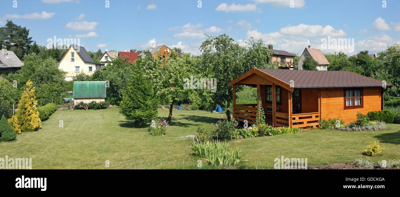 VILNIUS, LITUANIE - le 18 juin 2016 : Standard garden lodges en style rural et de pivoines en fleurs jardin public association Banque D'Images