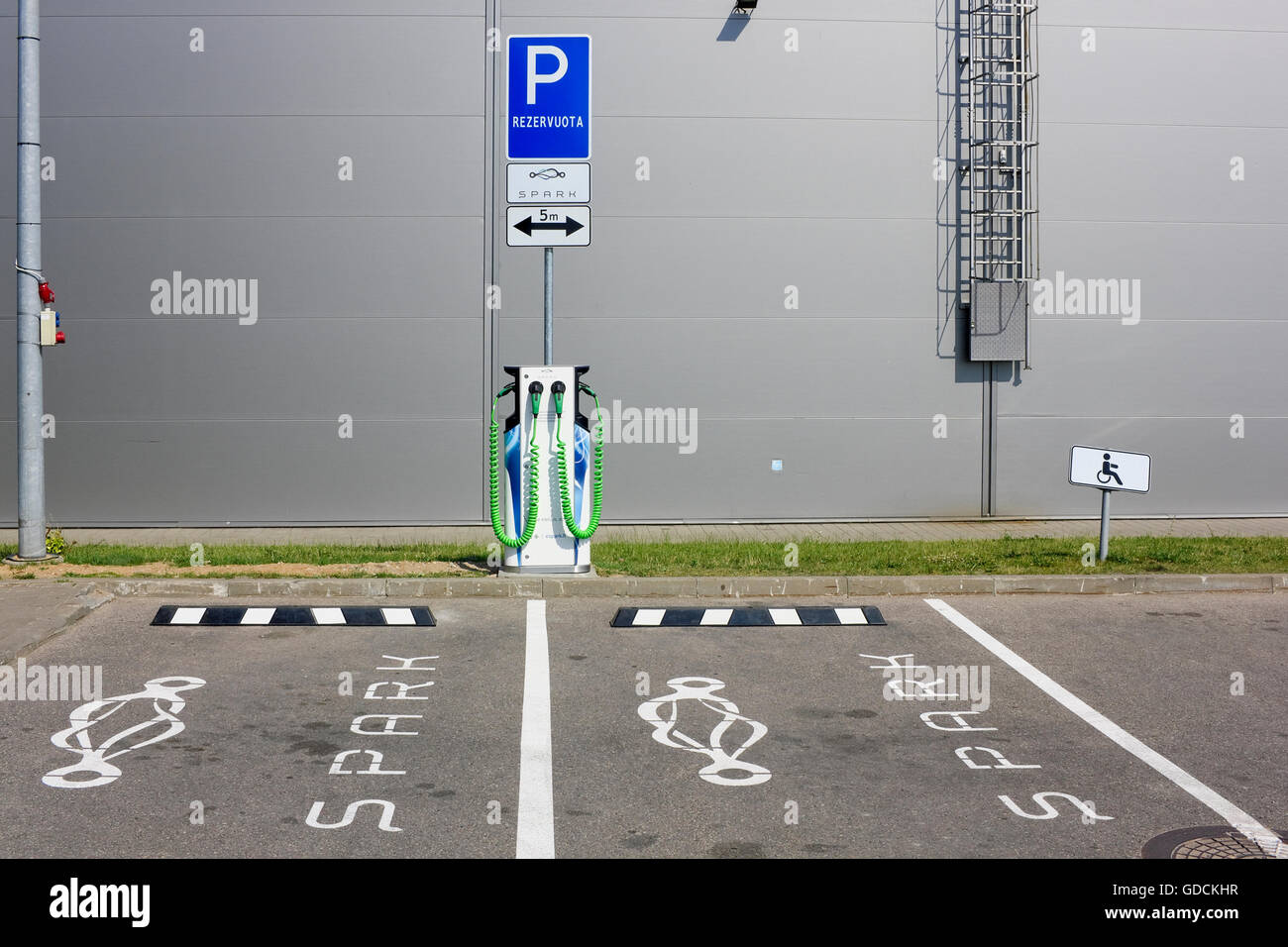 VILNIUS, LITUANIE - le 26 juin 2016 : lieux redondants pour louer et de charge des véhicules électriques de l'Étincelle global de l'Europe moderne Banque D'Images