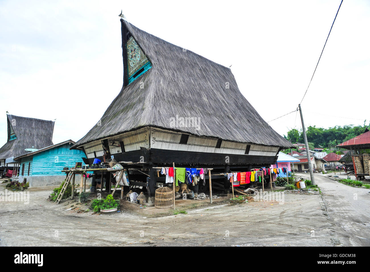 Traditionnelle maison Batak ethniques dans la partie nord de Sumatra, en Indonésie. L'acronyme de Batak les groupes ethniques vivant dans le nord Banque D'Images