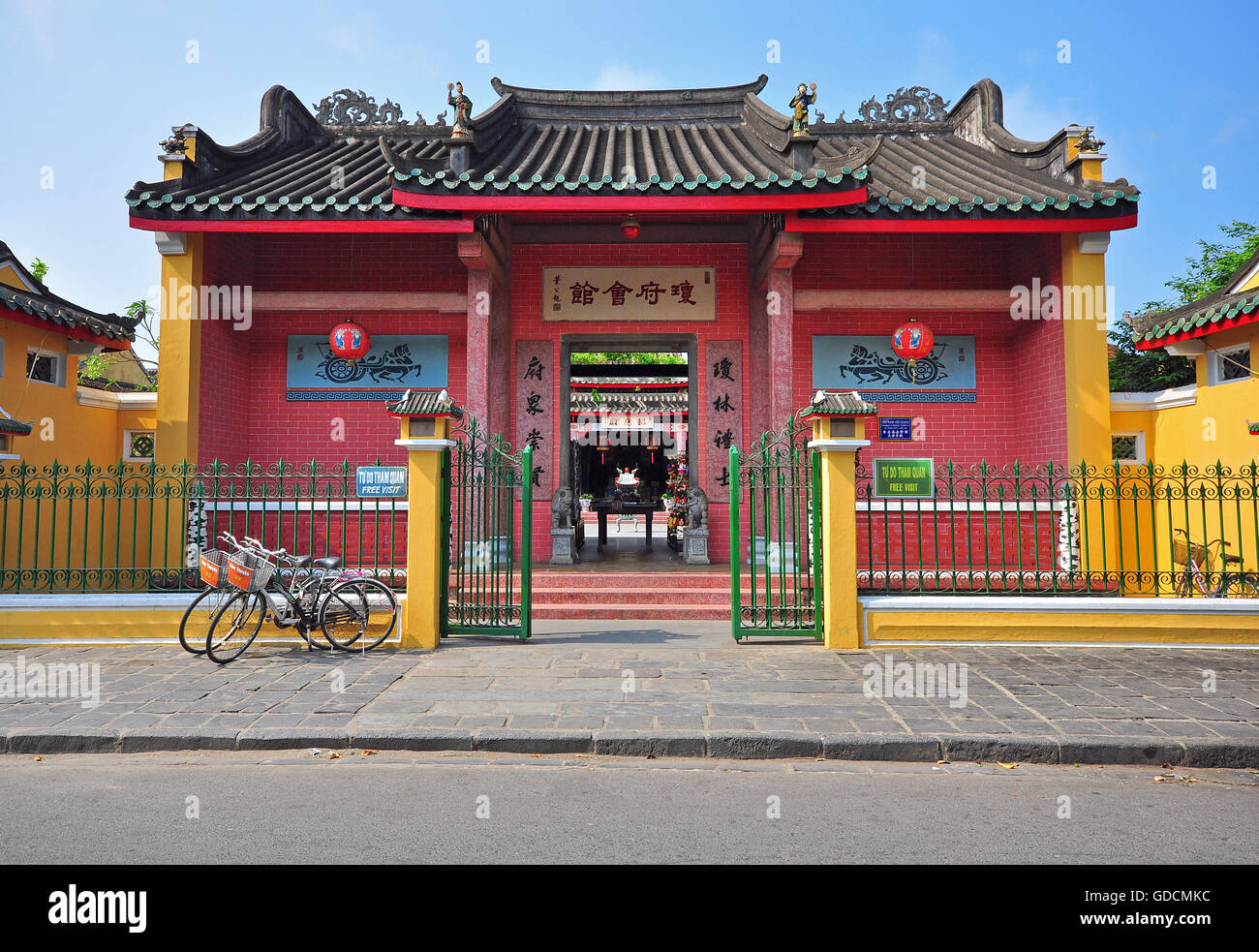 HOI AN, VIETNAM - MARS 12 : pagode traditionnelle dans la rue de la vieille ville d'Hoi An, Vietnam le 12 mars 2015. Banque D'Images