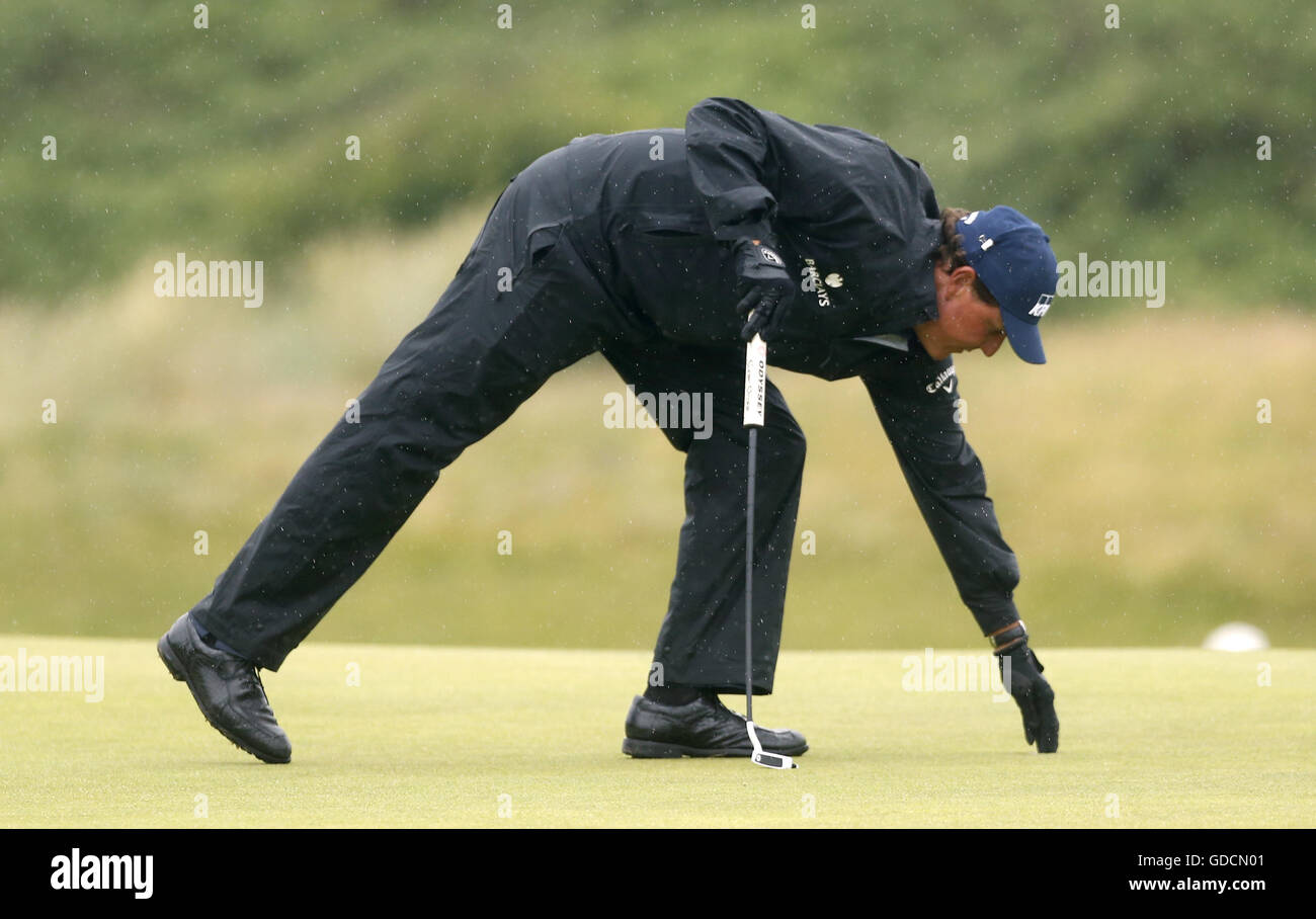 USA's Phil Mickelson recueille son ballon après avoir fait un birdie sur le trou 8 timbre-poste au cours de la deuxième journée de l'Open Championship 2016 au Royal Troon Golf Club, South Ayrshire. Banque D'Images