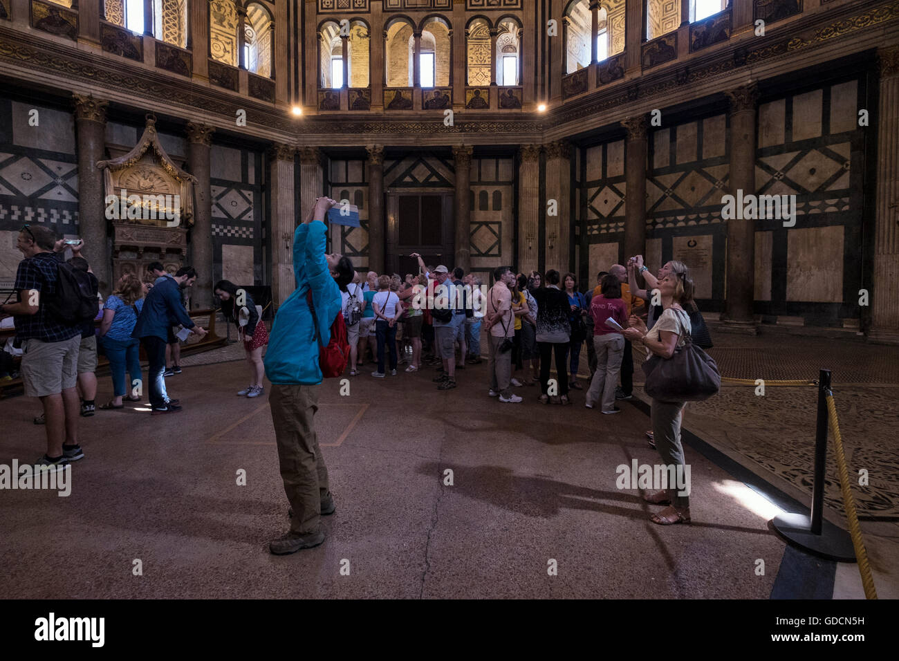 L'intérieur du baptistère du groupe à Florence, prendre des photos avec l'ipad, Toscane, Italie Banque D'Images