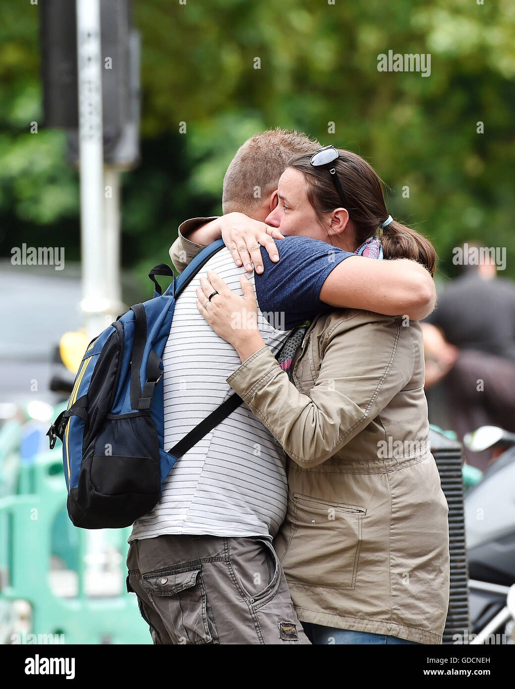 Les gens hug à l'extérieur de l'Ambassade de France à Londres, après la mort d'au moins 84 personnes, dont plusieurs enfants, après un acte terroriste conduit un camion au travers des foules célébrant le jour de la Bastille à Nice. Banque D'Images