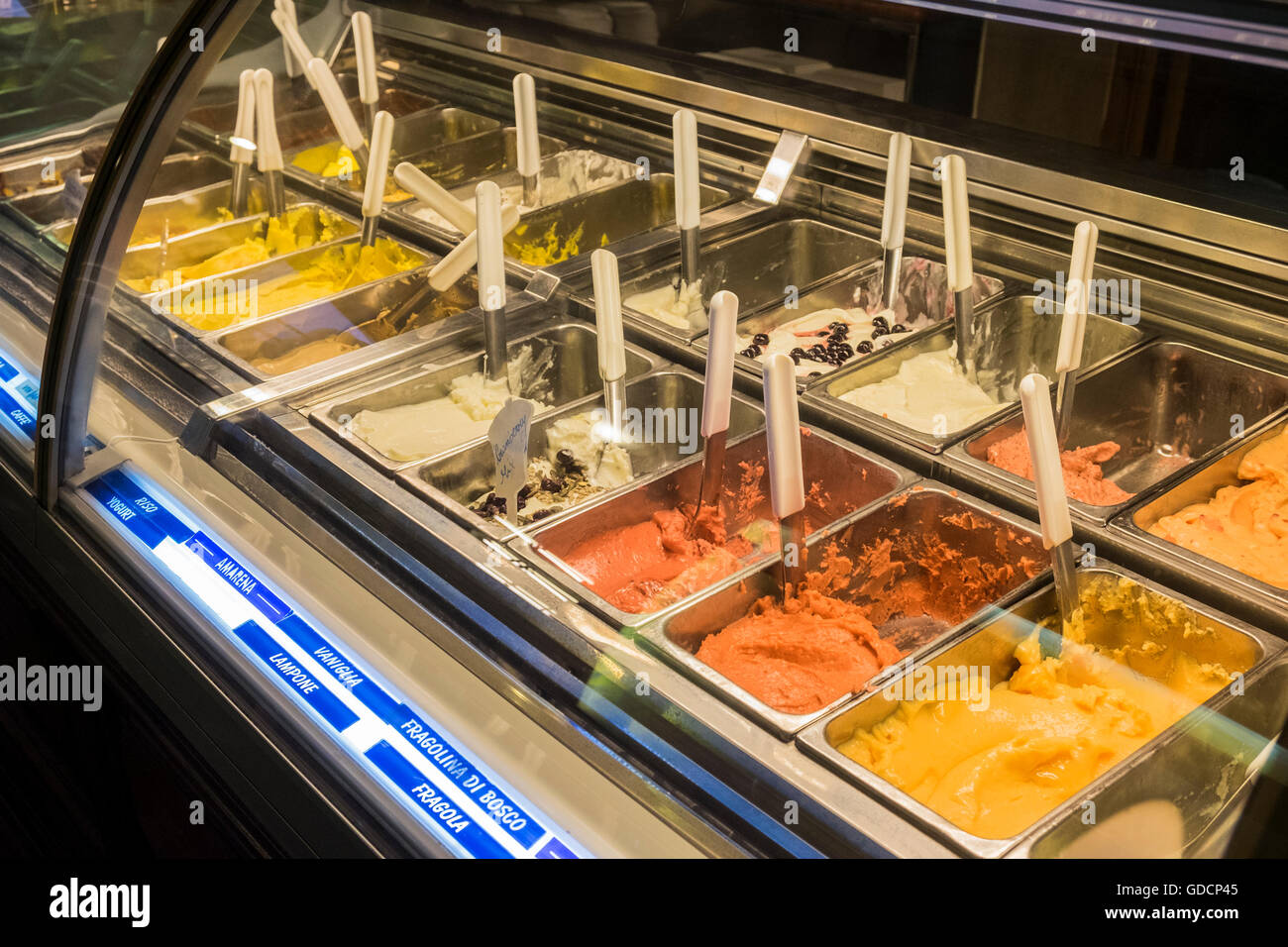 Des glaces dans une vitrine réfrigérée dans une gelateria à Florence, Toscane, Italie Banque D'Images