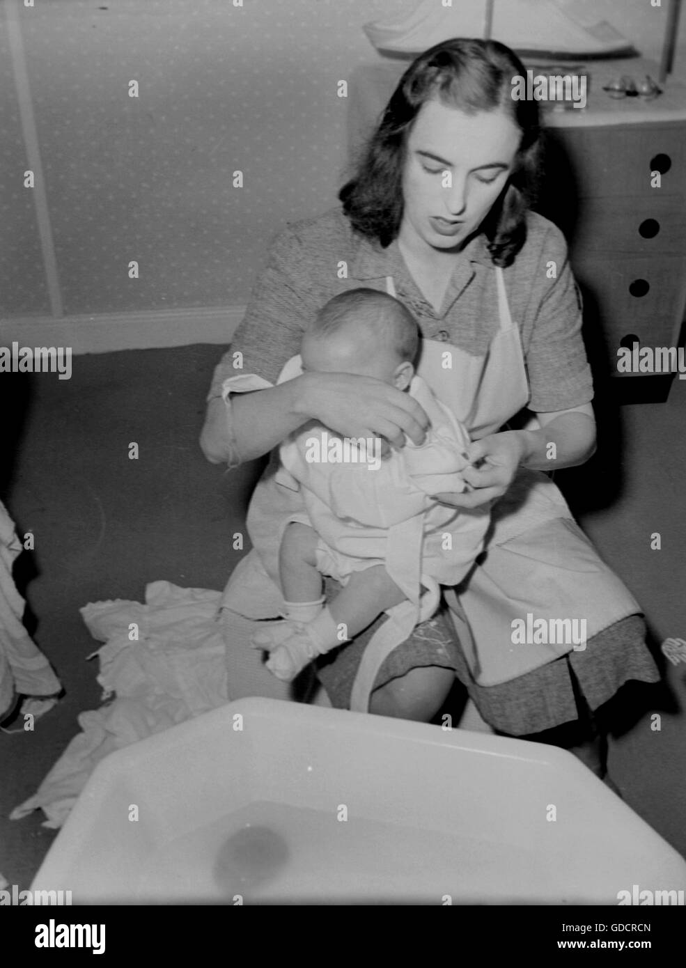 L'heure du bain pour bébé l'histoire sociale, l'Angleterre c1960. Photographie par Tony Henshaw Banque D'Images