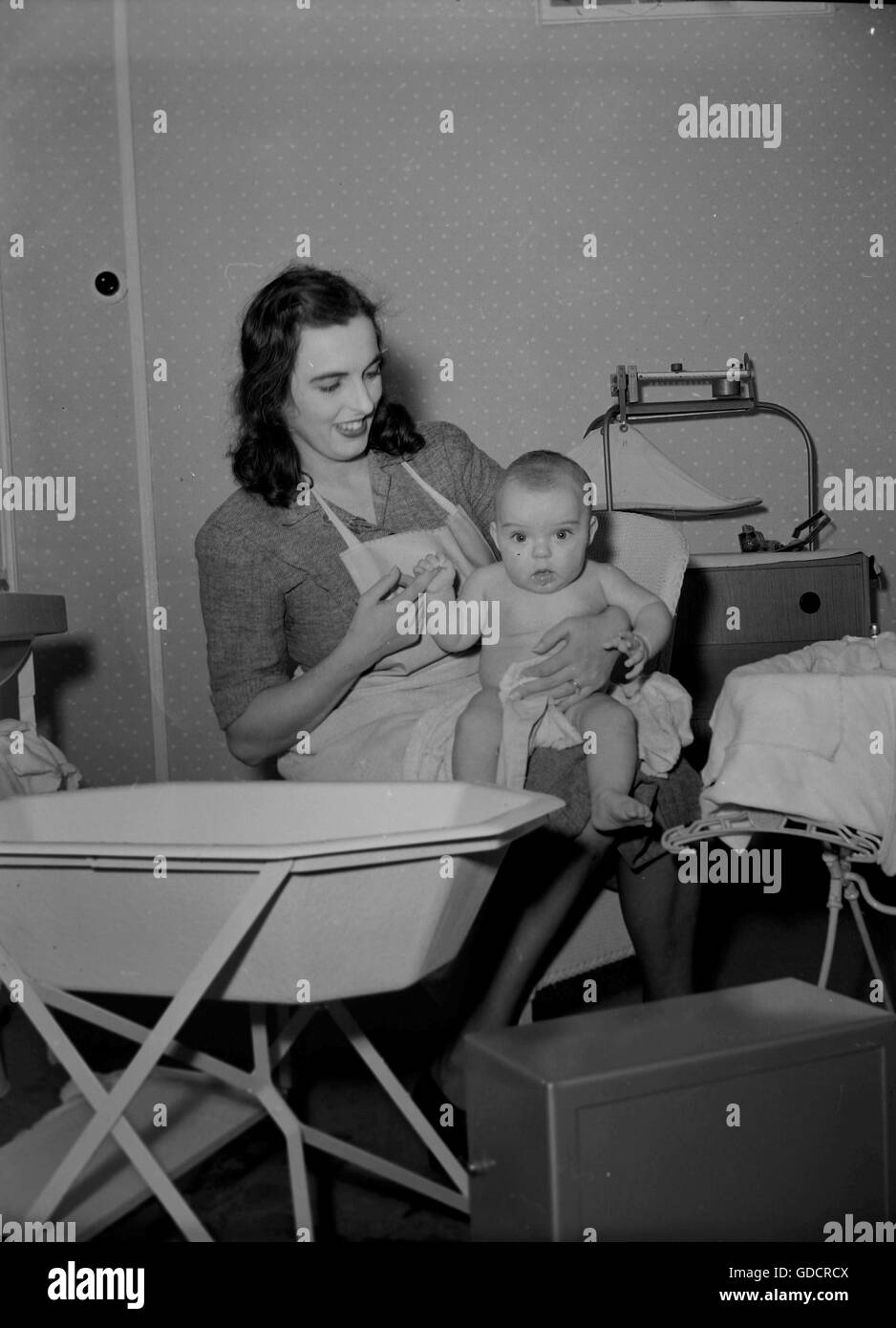 L'heure du bain pour bébé, l'histoire sociale de l'Angleterre, c1960. Photographie par Tony Henshaw Banque D'Images