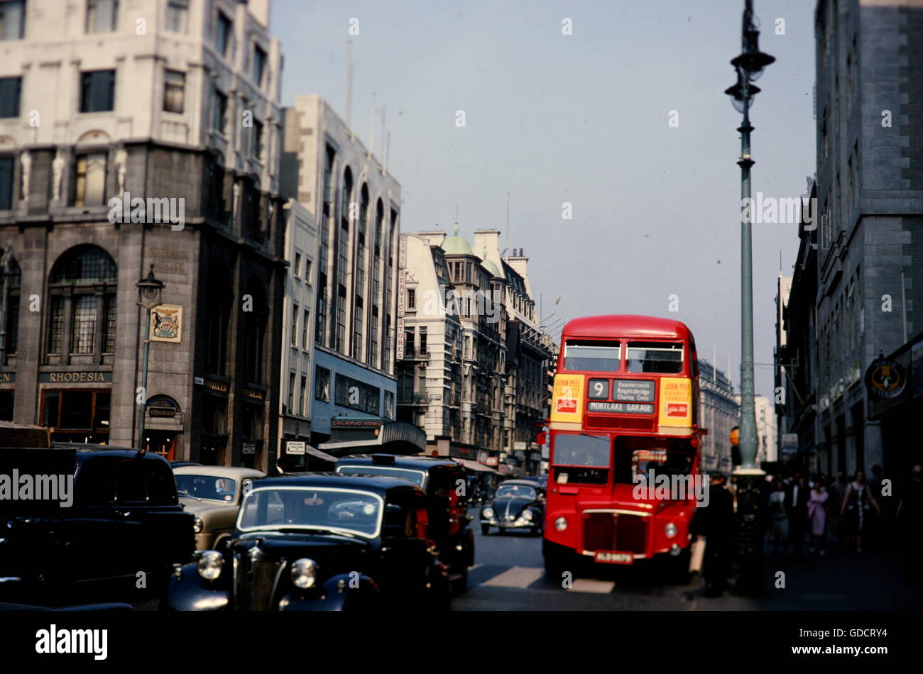 Le Strand, London Routemaster bus à impériale et les voitures et montrant les magasins du Service civil et la Haute Commission de la Rhodésie du Sud en 1964. Photographie par Tony Henshaw. Banque D'Images