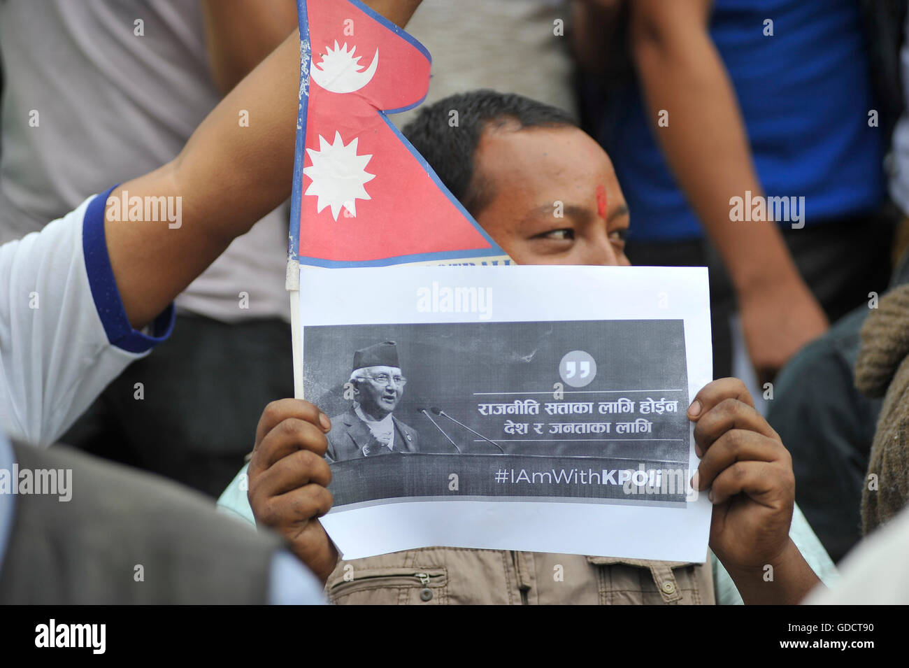 Katmandou, Népal. 15 juillet, 2016. Les jeunes Népalais des slogans d'affichage de l'étiquette citations au cours de solidarité au premier ministre Khadga Prasad Sharma Oli à Maitighar Mandala, Katmandou, Népal le 15 juillet 2016. Les jeunes affichent des pancartes avec un message écrit, 'Je suis avec KP Oli' entre autres dans le soutien de l'Oli PM. jeunes ont commencé une campagne dans les médias sociaux à l'appui de PM Oli en utilisant le hashtag # IAmWithKPOli tout en affichant dans Facebook ou Twitter. Credit : Narayan Maharjan/Pacific Press/Alamy Live News Banque D'Images