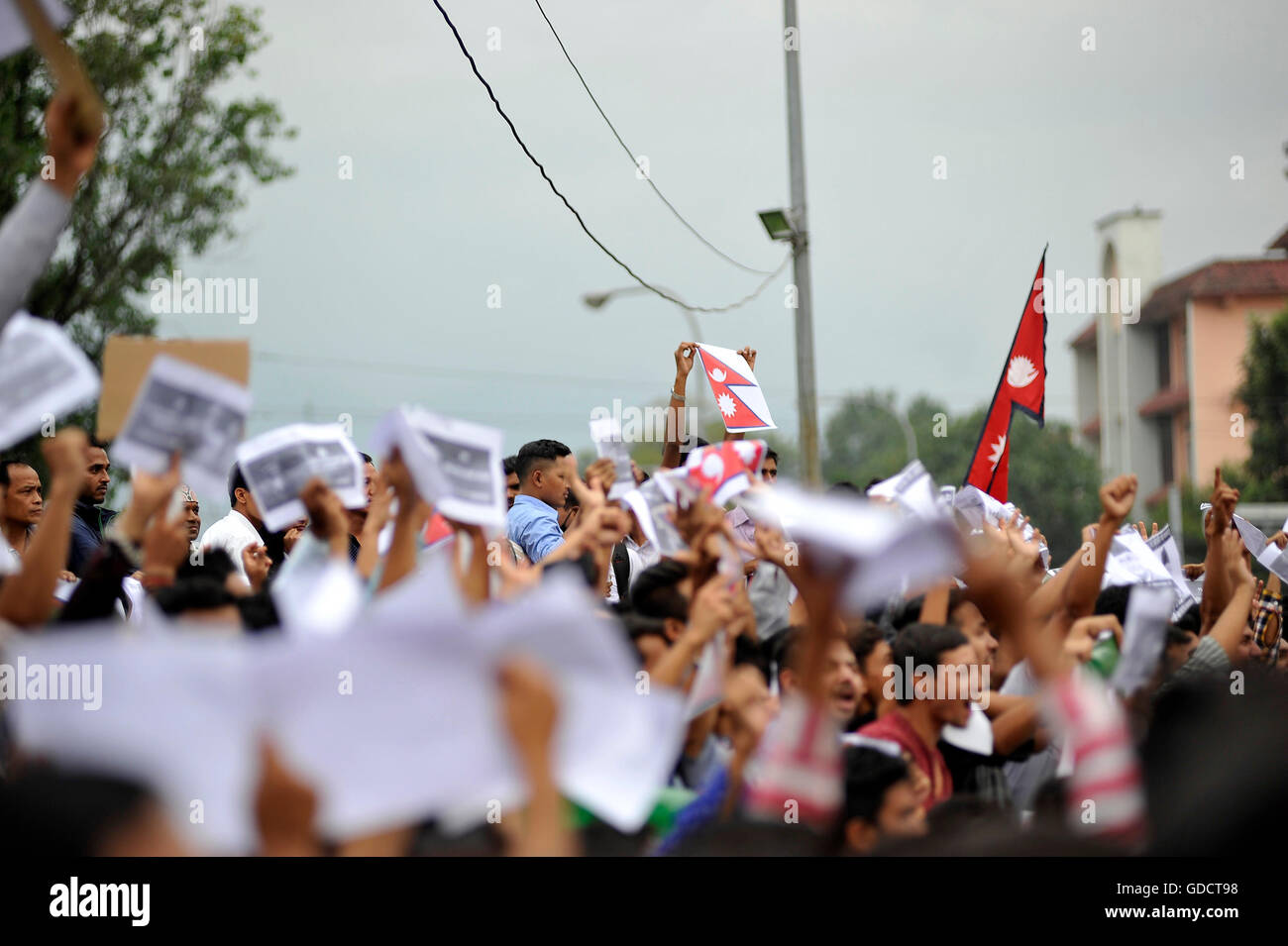 Katmandou, Népal. 15 juillet, 2016. Les jeunes Népalais des slogans d'affichage de l'étiquette citations au cours de solidarité au premier ministre Khadga Prasad Sharma Oli à Maitighar Mandala, Katmandou, Népal le 15 juillet 2016. Les jeunes affichent des pancartes avec un message écrit, 'Je suis avec KP Oli' entre autres dans le soutien de l'Oli PM. jeunes ont commencé une campagne dans les médias sociaux à l'appui de PM Oli en utilisant le hashtag # IAmWithKPOli tout en affichant dans Facebook ou Twitter. Credit : Narayan Maharjan/Pacific Press/Alamy Live News Banque D'Images