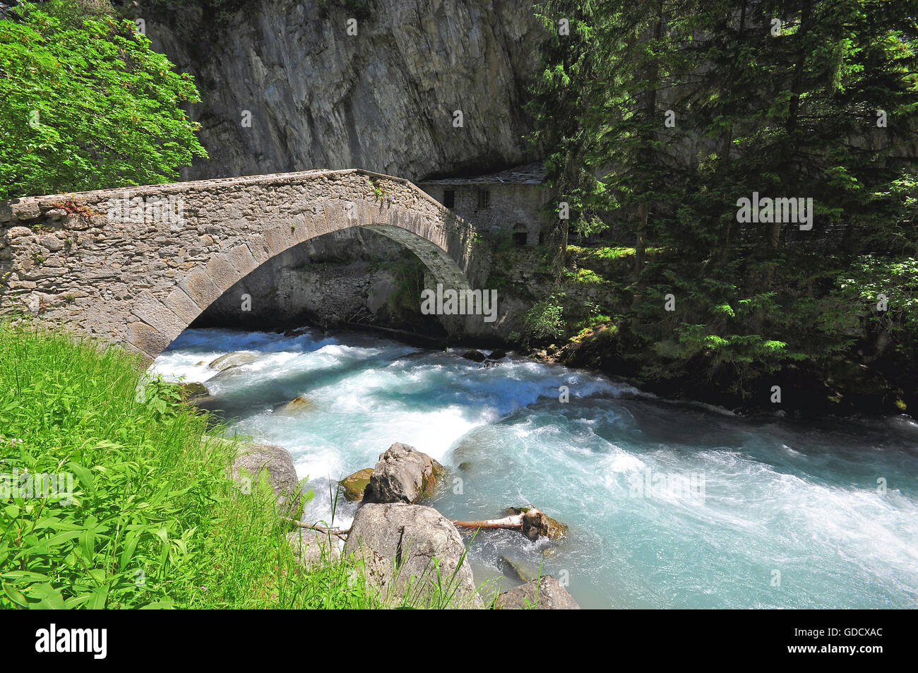 Rivière de montagne et ancien pont, Italie Banque D'Images Rivière de montagne et ancien pont, Italie Banque D'Images