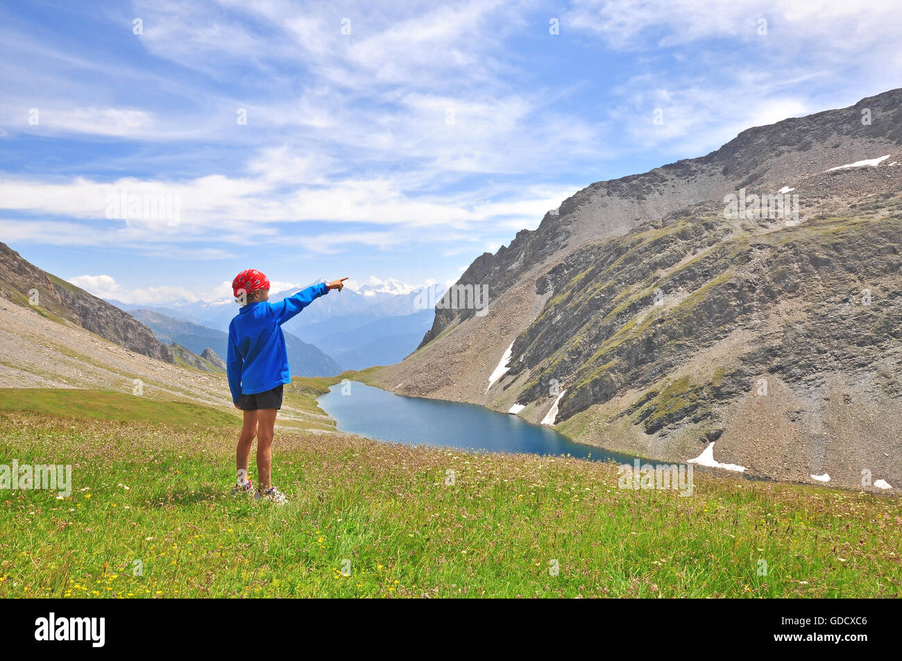 Garçon au lac de montagne, Italie Banque D'Images