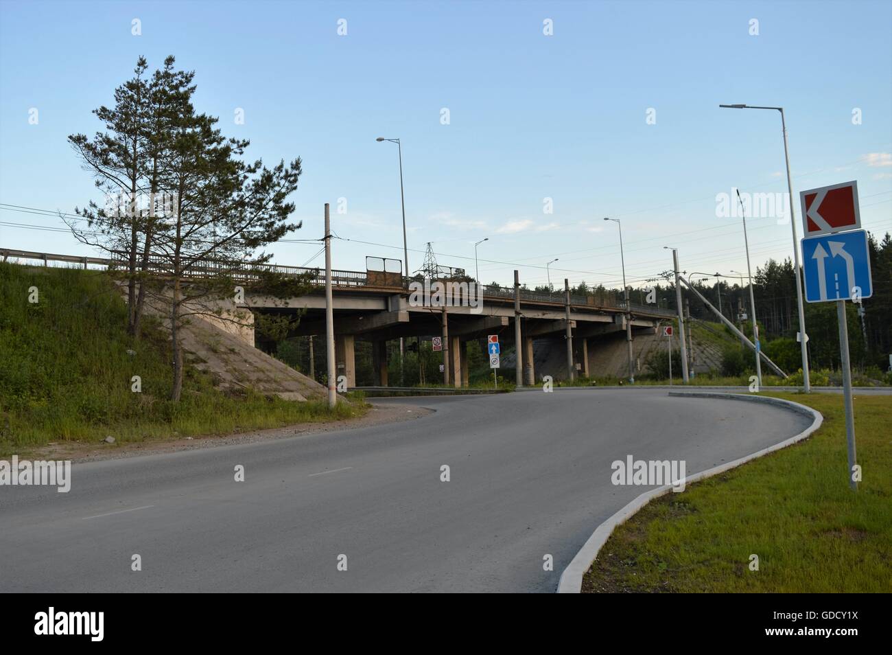 Sous le pont routier Banque D'Images