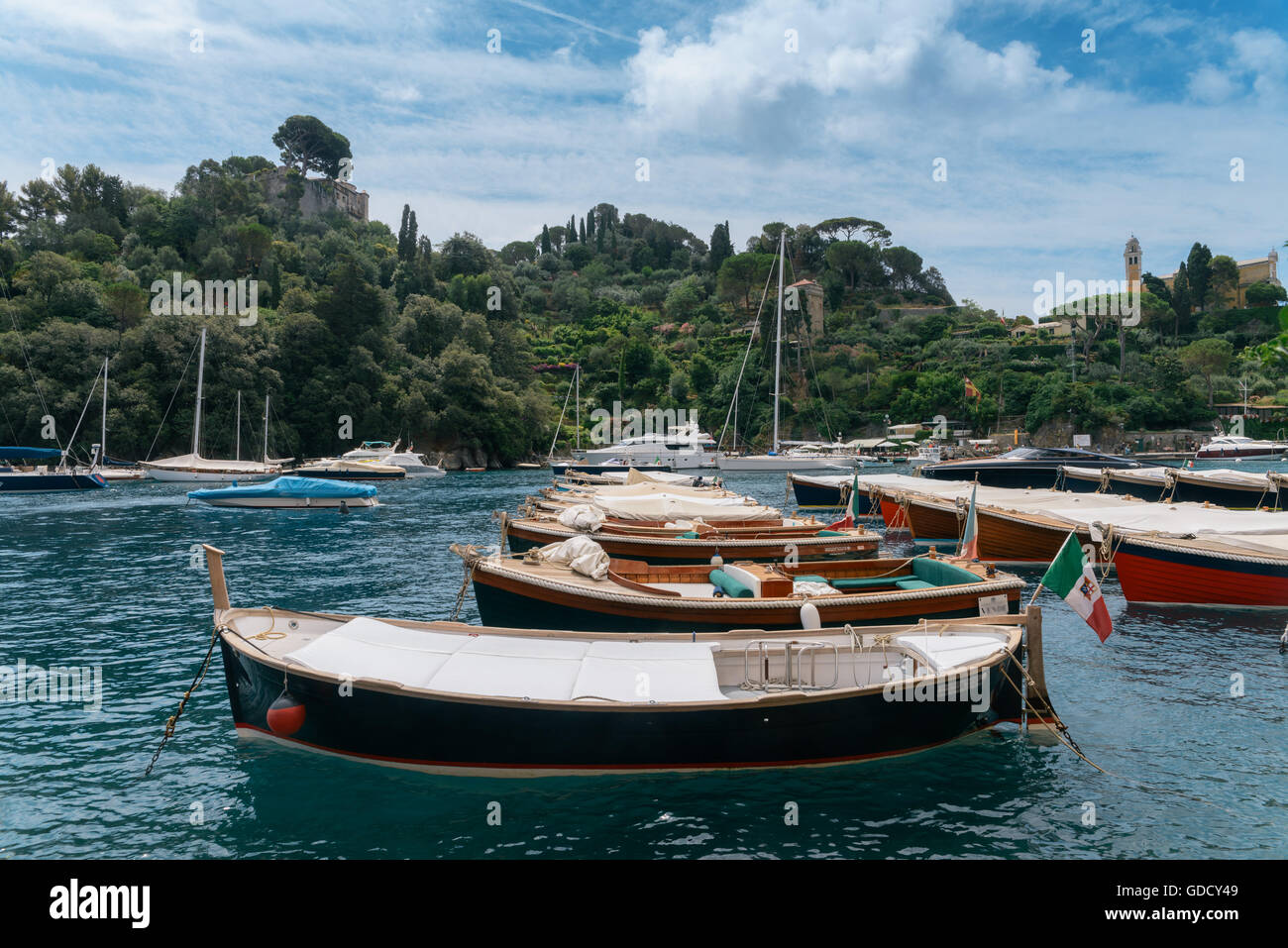 Portofino, est un village de pêcheurs, province de Gênes, en Italie. Un lieu de villégiature avec un port pittoresque Banque D'Images