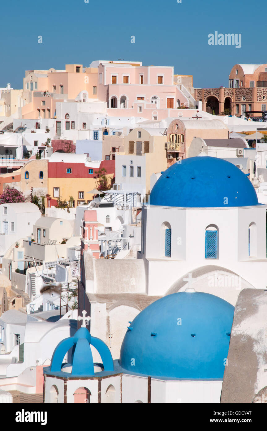 Églises à dôme bleu et bâtiments blanchis à la chaux à Oia, Santorin, Grèce Banque D'Images