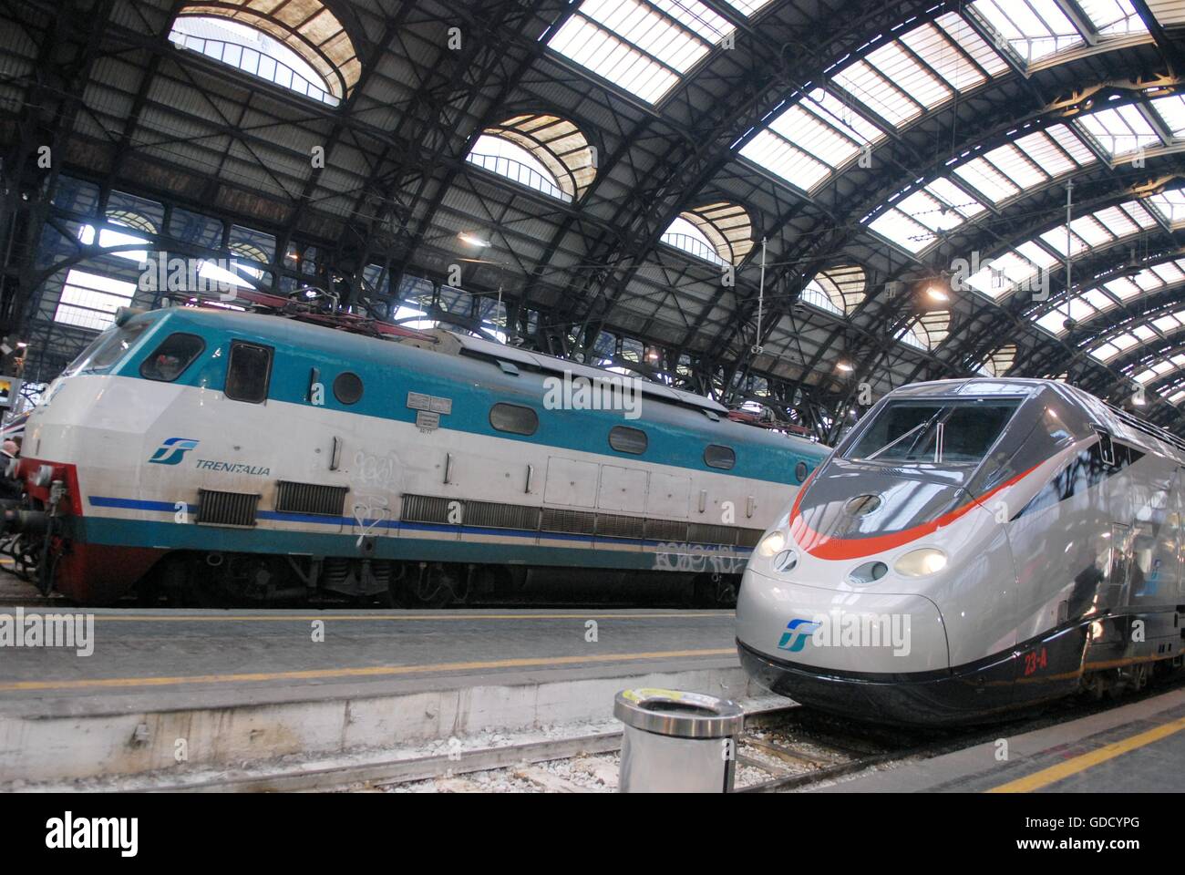 Trenitalia, Eurostar train à grande vitesse dans la gare centrale de Milan (Italie) Banque D'Images