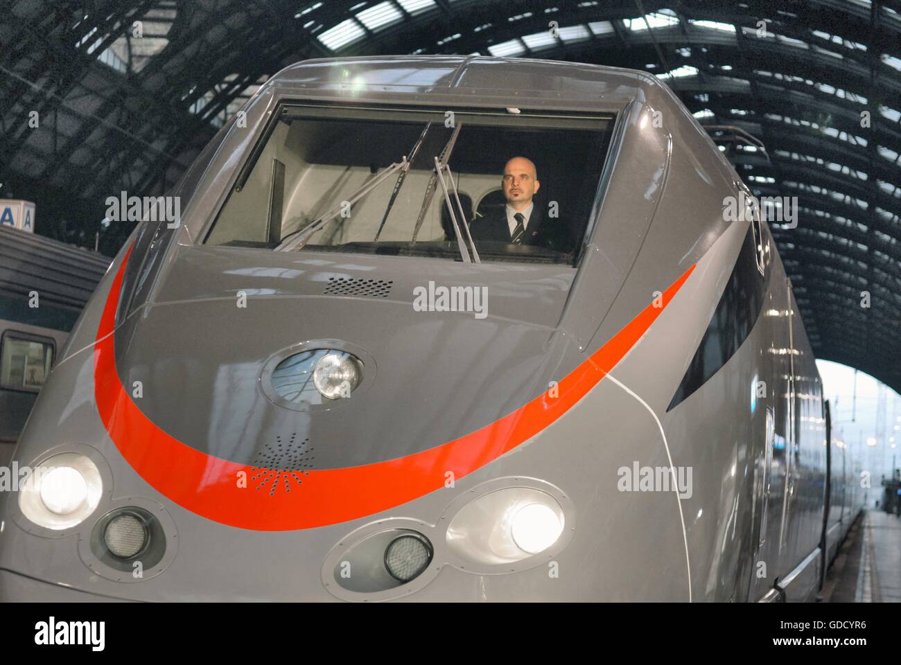 Trenitalia, Eurostar train à grande vitesse dans la gare centrale de Milan (Italie) Banque D'Images