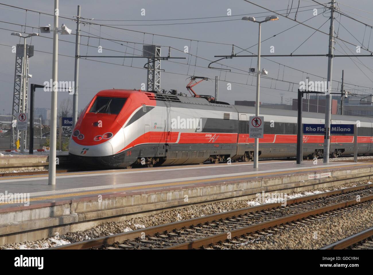 Trenitalia, 'Freccia Rossa' Eurostar train à grande vitesse dans la gare centrale de Milan (Italie) Banque D'Images