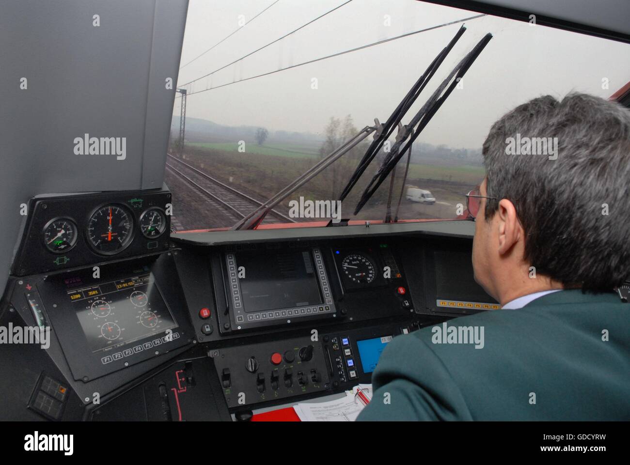 L'Italie, à l'intérieur du compartiment du conducteur sur un train à grande vitesse Eurostar "Flèche Rouge" sur la ligne de chemin de fer Milan-bologne Banque D'Images