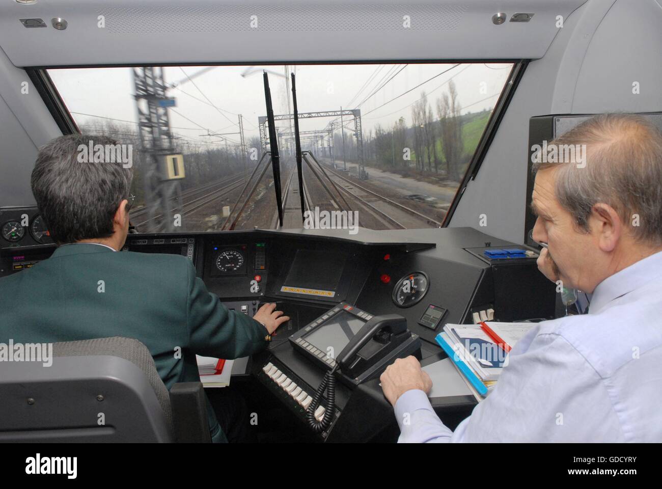 L'Italie, à l'intérieur du compartiment du conducteur sur un train à grande vitesse Eurostar "Flèche Rouge" sur la ligne de chemin de fer Milan-bologne Banque D'Images