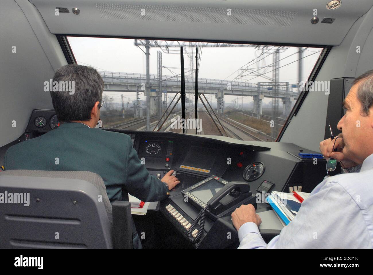 L'Italie, à l'intérieur du compartiment du conducteur sur un train à grande vitesse Eurostar "Flèche Rouge" sur la ligne de chemin de fer Milan-bologne Banque D'Images