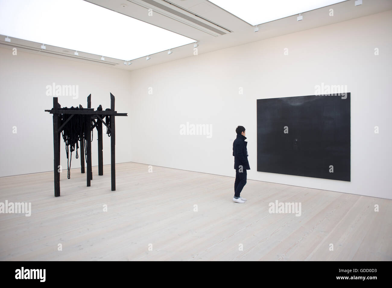 Affichage des visiteurs à l'exposition SAATCHI GALLERY LONDON Banque D'Images