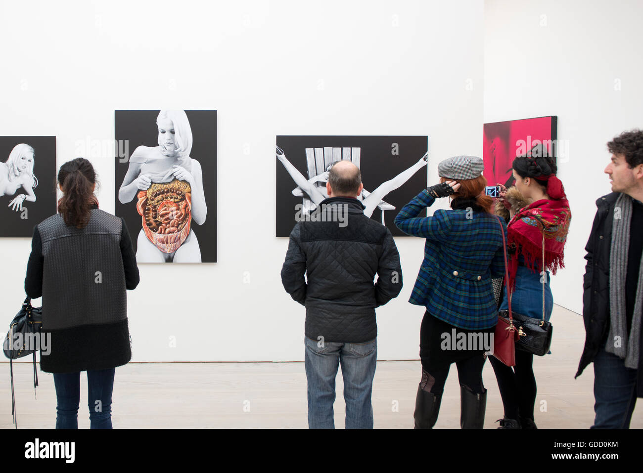 Personnes regardant l'art à la Saatchi Gallery de Londres Banque D'Images