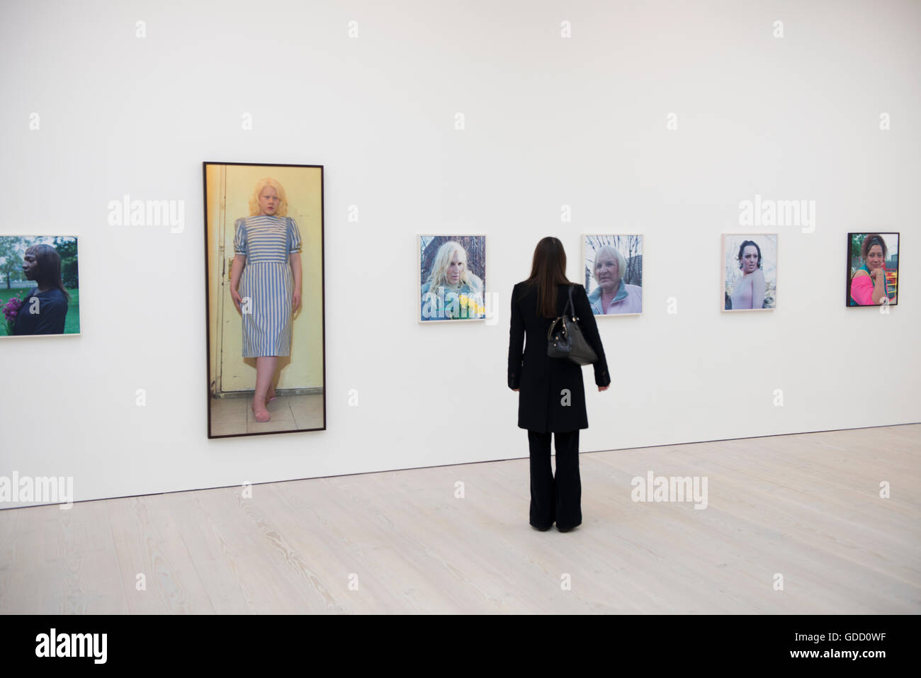 Femme affichage exposition à la Saatchi Gallery de Londres Banque D'Images