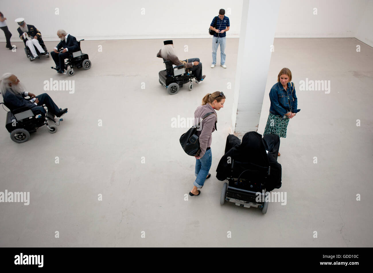 Affichage des visiteurs et Sun Yuan Peng Yu vieille installation Personnes Accueil à la Saatchi Gallery Banque D'Images