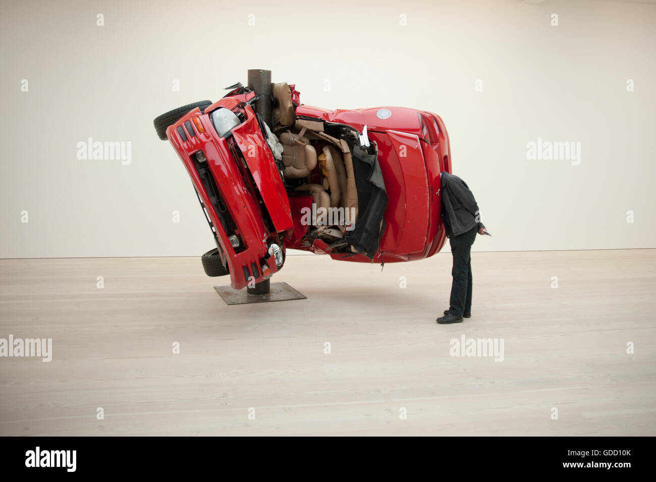 Homme avec tête à l'intérieur Dirk Scurber 1 accident de voiture d'installation à la Saatchi Gallery de Londres Banque D'Images