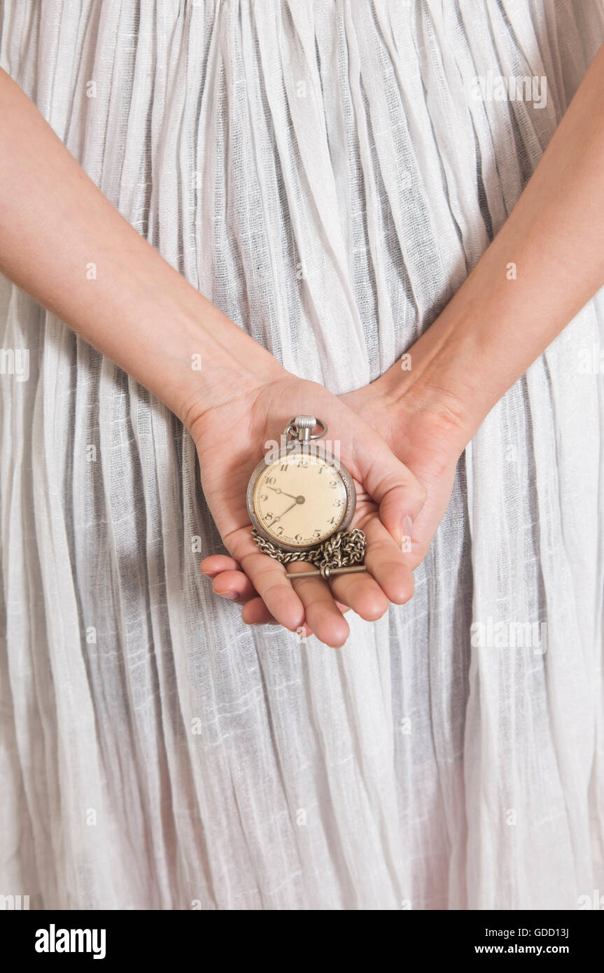 Close up of a woman's hands holding vintage montre de poche Banque D'Images