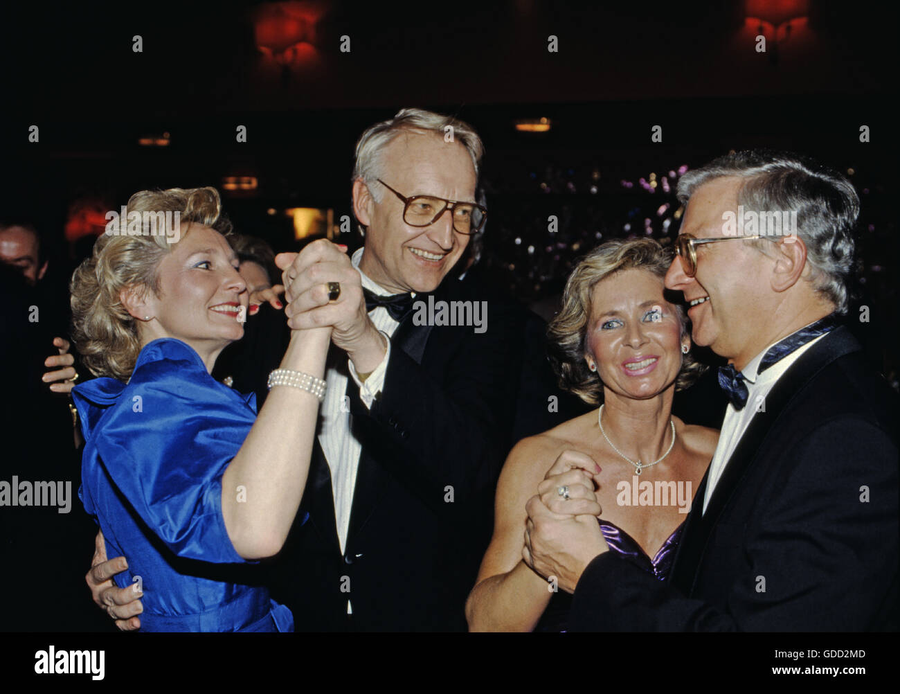 Stoiber, Edmund, * 28.9.1941, politicien allemand (Union sociale chrétienne), demi-longueur, avec femme Karin, Rudolf Seiters, avec femme Brigitte, Deutscher Filmball, Hotel Bayerischer Hof, Munich, 1990, Banque D'Images