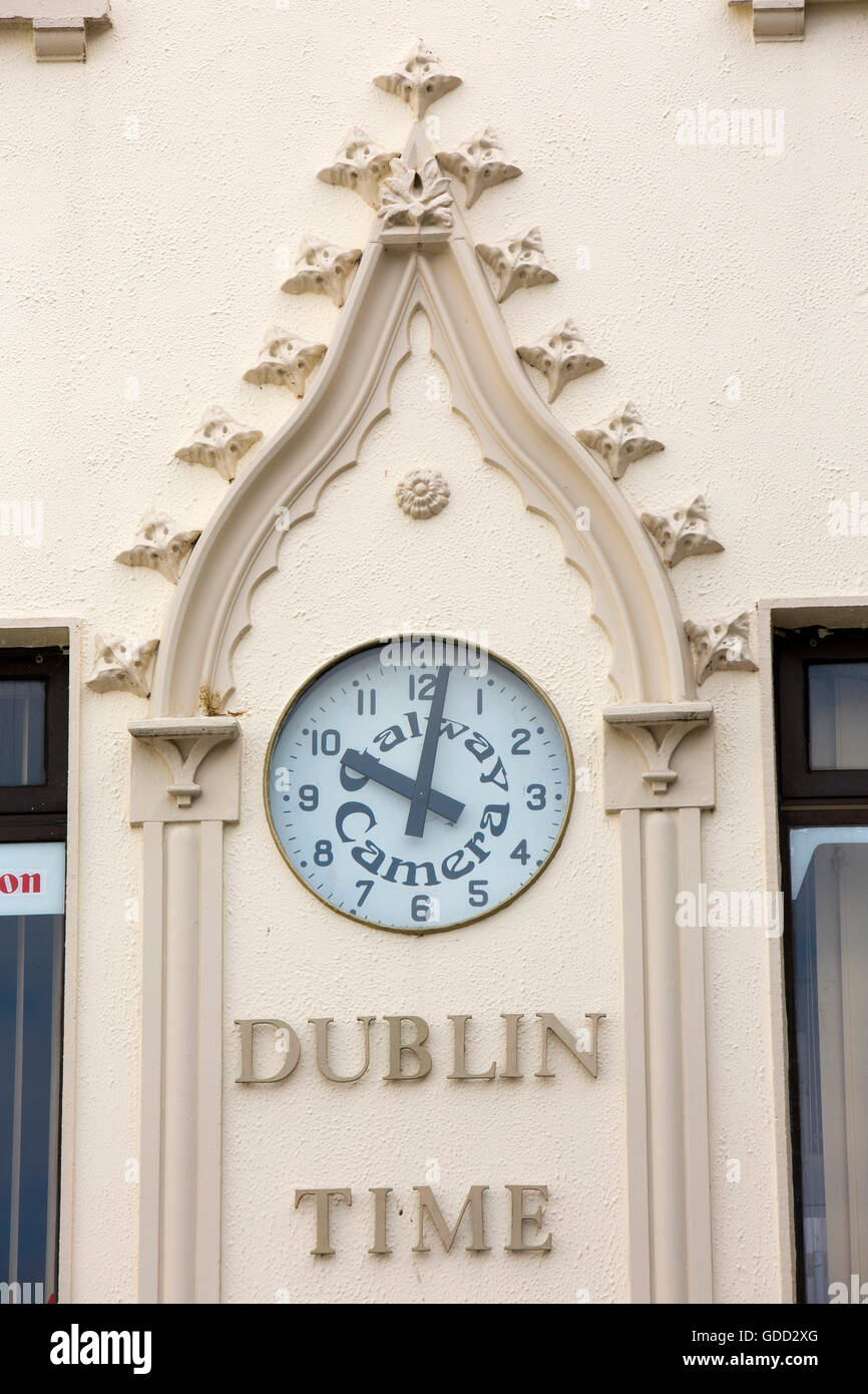 L'Irlande, Galway, Galway, Shop Street, Dublin le temps, signer et réveil au-dessus de l'appareil photo boutique photographique Centre Galway Banque D'Images