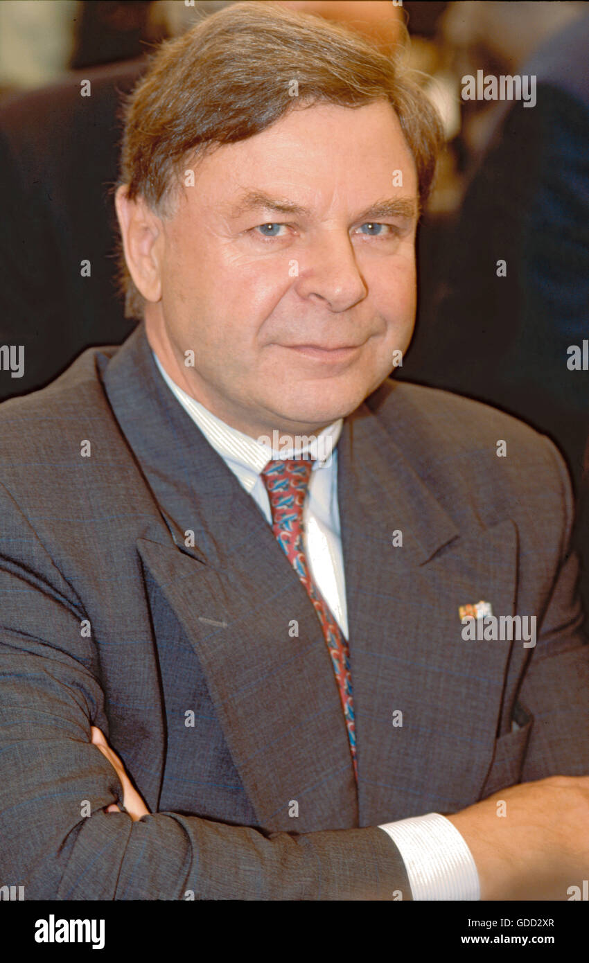 Dersch, Karl Joseph, * 31.1.1935, homme d'affaires allemand, membre du conseil d'administration de Mercedes Benz, directeur de la succursale Mercedes Benz de Munich, mi-longueur, Munich, Allemagne, 9.9.1994, Banque D'Images