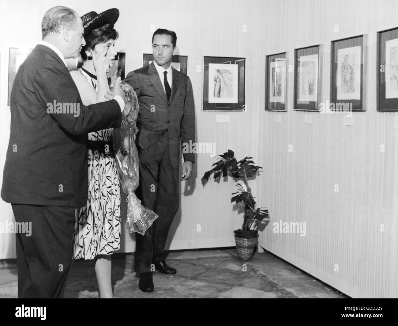 Lollobrigida, Gina, * 4.7.1927, actrice italienne, demi-longueur, avec son mari Milko Skofic, à l'exposition d'œuvres de Salvador Dali, pendant XXIV. Festival Du Film De Venise, Venise, Août 1963, Banque D'Images