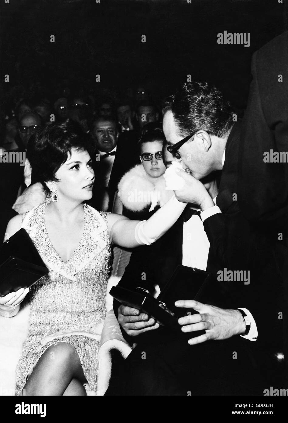 Lollobrigida, Gina, * 4.7.1927, actrice italienne, demi-longueur, avec Dino de Laurentides, à la première du film "le léopard" (il gattopardo), 28.3.1963, Banque D'Images