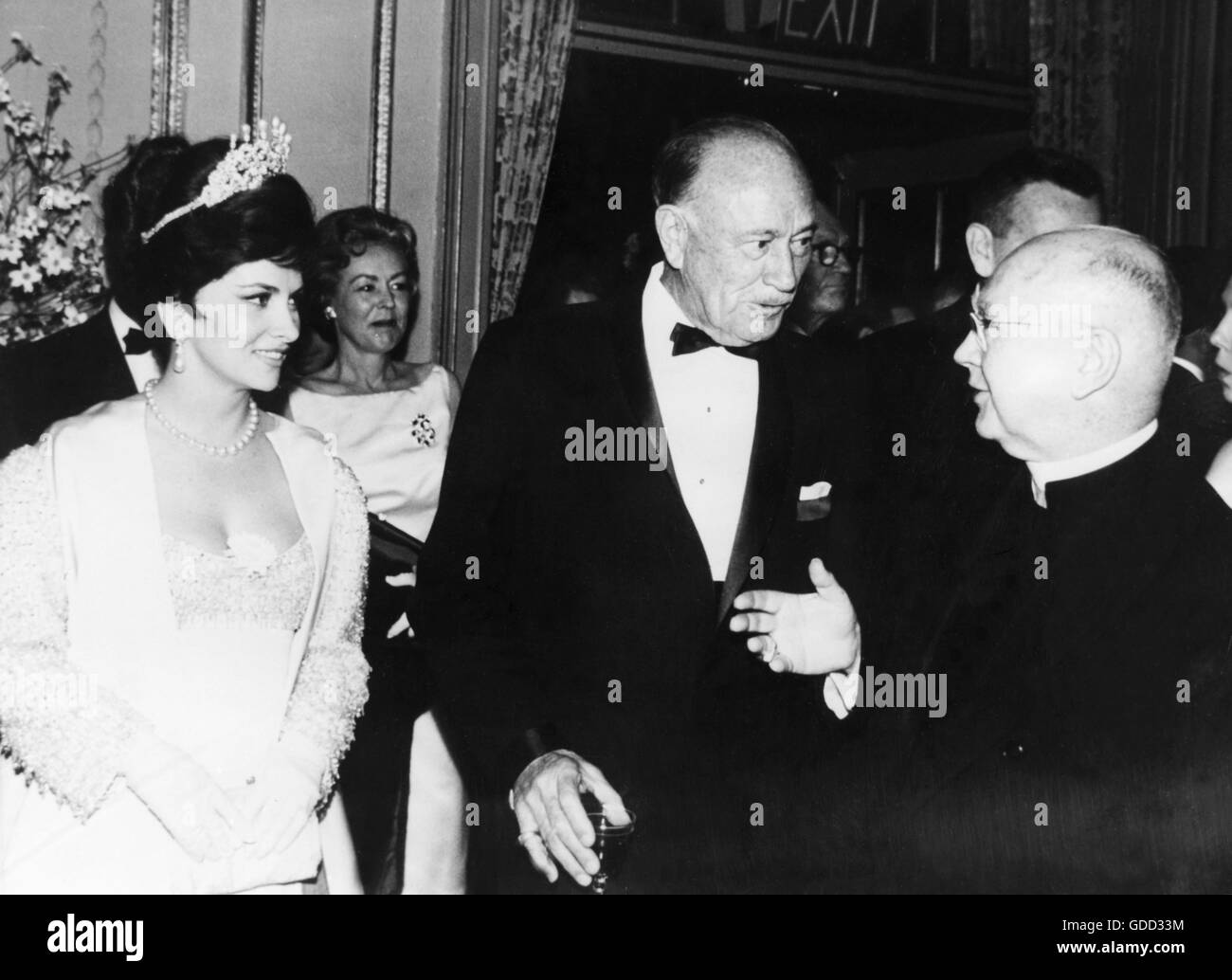 Lollobrigida, Gina, * 4.7.1927, actrice italienne, demi-longueur, avec Conrad Hilton, cardinal Francis Spellman, à la réception pour le 40ème anniversaire du magazine Time, Grande salle de bal, hôtel Waldorf Astoria, New York, mai 1963, Banque D'Images